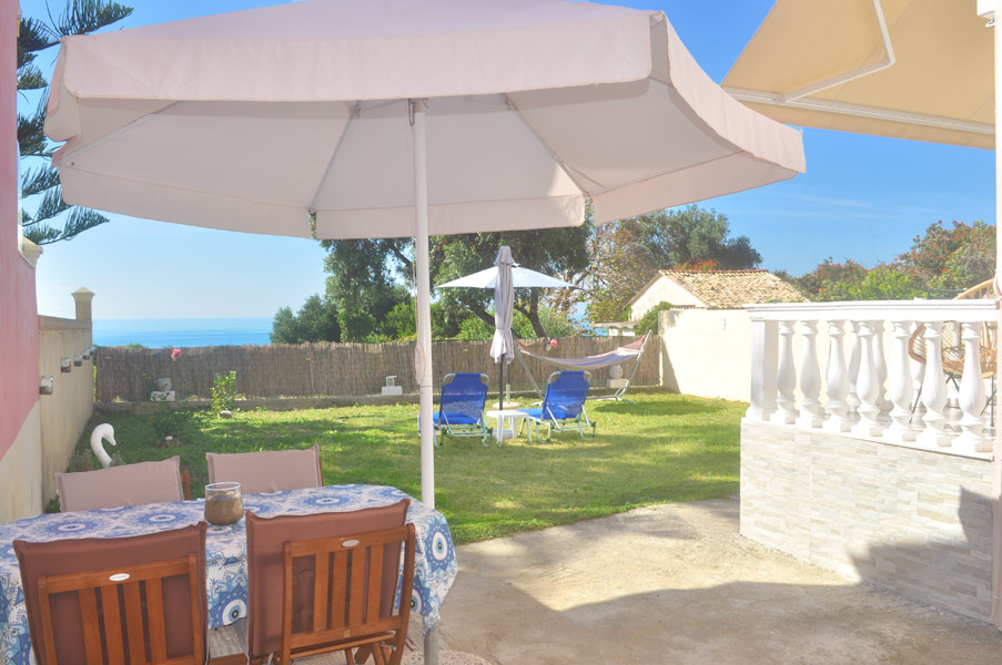 Grilltisch und Garten